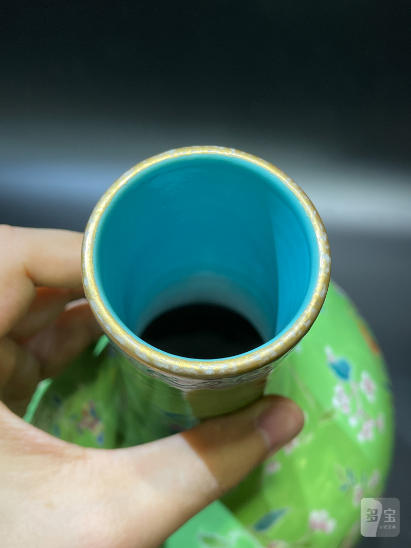 清中期 秋葵绿地洋彩蝠桃蝶恋花纹天球瓶 - 图13